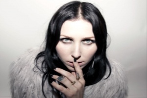 Doomově elektronická CHELSEA WOLFE se vrací do matičky stověžaté