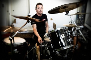 Napravený bubeník Phil Rudd z AC/DC brzy dorazí do České republiky