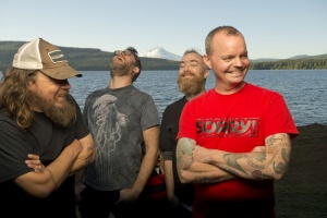Jak se snáší muzikanti na cestách navzájem demonstrují RED FANG