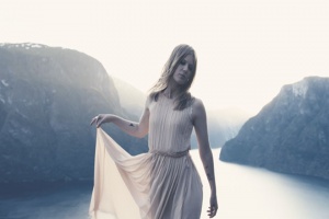 Les, voda a melancholie: Nový klip MYRKUR je venku