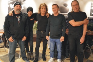 Bubeník Phil Rudd přesouvá své evropské turné kvůli vážné nemoci kytaristy