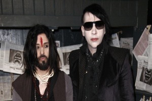 MARILYN MANSON vyhodil kvůli obvinění ze znásilnění basáka Twiggyho Ramireze