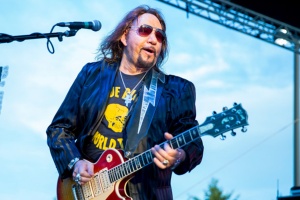 Poslechněte si: Ace Frehley vyučuje novým singlem rock’n’roll