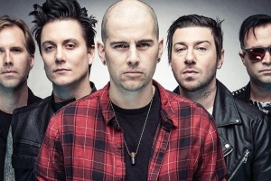 AVENGED SEVENFOLD odpískali turné, zpěvák dočasně oněměl