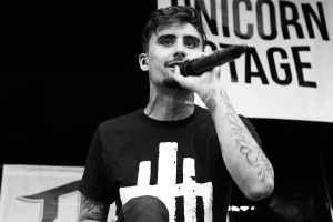 Další smrt v metalu. Zemřel zpěvák WE CAME AS ROMANS