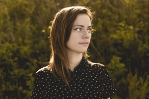 Svěží vánek, který trhá struny. SARAH LONGFIELD