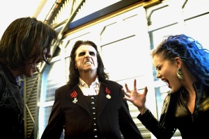Zpěvačka ARCH ENEMY Alissa White-Gluz a Alice Cooper jako komando zkázy