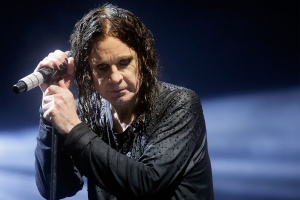 Smolař Ozzy. Ozvaly se mu následky staré bouračky