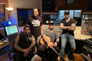Ricky Warwick z THIN LIZZY kutí další sólovku