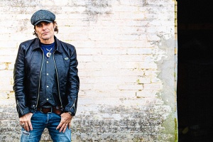 Mike Tramp nelení, představil novou písničku
