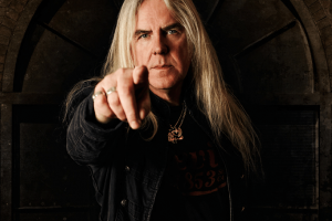 Biff Byford se na sólovce dokáže rozněžnit