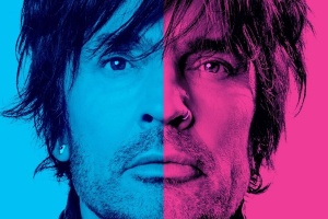 Tommy Lee má růžové auto. Zprasila mu ho manželka v rámci proma nové desky