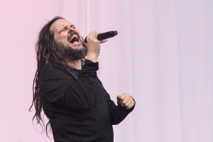Jonathan Davis z KORN si jede country