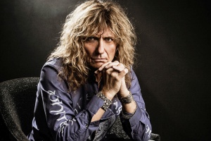 Coverdale má trable. Nikdo nechce jeho luxusní barák