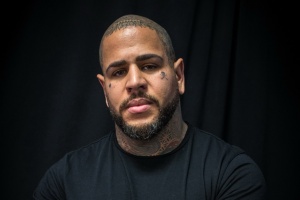 Tommy Vext z BAD WOLVES obviněn bývalou přítelkyní z fyzického napadení