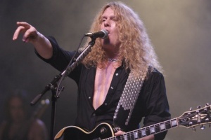 John Sykes představil fanouškům nový song