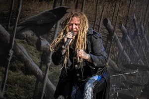 Frontman KORPIKLAANI Jonne Järvelä představuje své oblíbené riffy