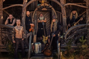  Promrzlí KORPIKLAANI pějí o větrné věži