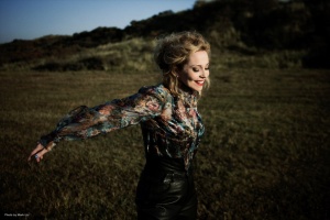 ANNEKE VAN GIERSBERGEN: Síla strun, smutku a samoty