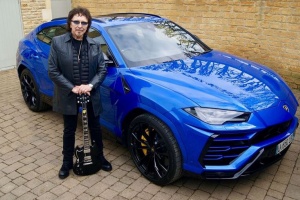 Tony Iommi z BLACK SABBATH se vyznal z lásky k vozům Lamborghini