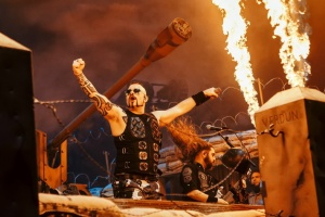 Joakim Brodén ze SABATON utrpěl frakturu lebky. Spadnul mu na ni kanón tanku