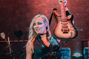 Kytaristka Alice Coopera Nita Strauss: „Loňský rok byl nejrušnějším v mém životě“