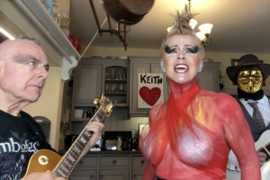 Robert Fripp z KING CRIMSON a jeho paní opět v akci! Předělali THE PRODIGY