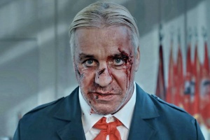 Till Lindemann z RAMMSTEIN v novém videu zbrojí proti dětem