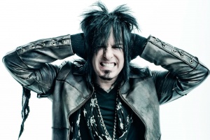 Nikki Sixx je na roztrhání, maká pro dvě bokovky