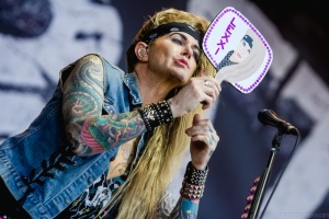 Řady STEEL PANTHER opouští basák Lexxi Foxx