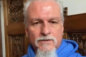 Výkaly, močení, výhružky. Jon Schaffer (ICED EARTH) popisuje muka z vazby