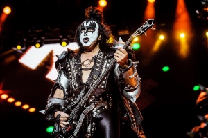 Gene Simmons se opřel do svých bývalých spoluhráčů z KISS