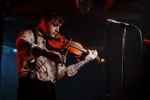 IMMINENCE: Housle, ty zatraceně skvělé housle!