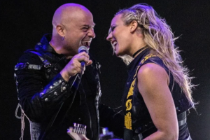 Ultimátní spolupráce: na kytaru Nita Strauss, u mikrofonu David Draiman (DISTURBED)