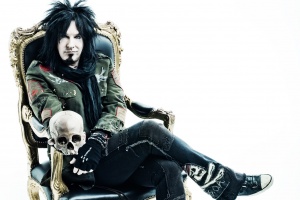 Nikki Sixx (MÖTLEY CRÜE) prodal svůj kalifornský bejvák. Podívejte se, jak bydlel