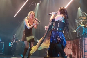 Amy Lee a Lzzy Hale společně pějí LINKIN PARK