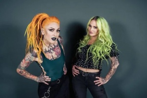 Ženský útok! Elena a Heidi v klipu INFECTED RAIN