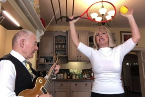 Toyah a Robert Fripp sestavili best of svých bláznivých videí