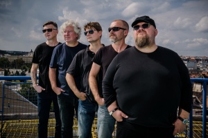 Asfalt je venku. ŠKAREDÁ HOLKA vypustila do světa „Bohyni“