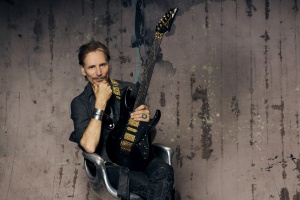  Maestro Steve Vai představil boha v řetězech