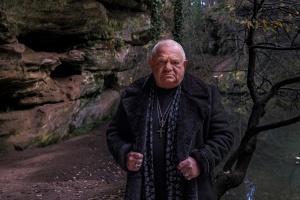 Udo stírá podlahu a přitom pěje QUEEN