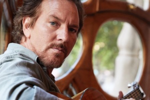 Eddie Vedder kraluje hitparádám se sólovkou „Earthling“