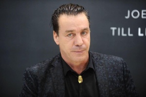 Till Lindemann z RAMMSTEIN pomáhá uprchlíkům na nádraží