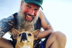 Johan Hegg z AMON AMARTH u sebe ubytoval ukrajinskou rodinu a uspořádal aukci
