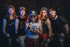 Sedmdesátkový styl podle pirátů ALESTORM