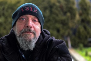 Na nohách sice nestojí, válce se však Paul Di´Anno postavil