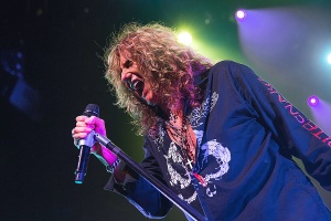 Zdravotní stav Davida Coverdalea se nelepší, WHITESNAKE svá další vystoupení ruší