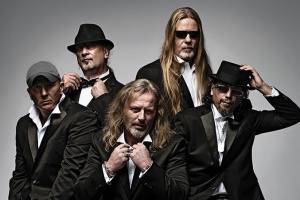 Kamil, Lemmy a Ropotámo se s KABÁTY v novém klipu vrátili do devadesátek