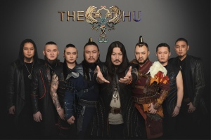 Prosincový Spark je bláznivě dobrodružnou rockmetalovou trachtací s THE HU na přebalu