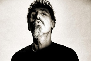 Serj Tankian udělal soundtrack k dokumentu o největším finančním podvodu americké historie